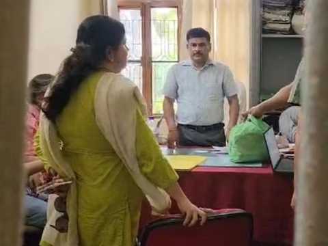 देहरादून में रिश्वत लेते गिरफ्तार हुए जीएसटी असिस्टेंट कमिश्नर देहरादून में रिश्वत लेते गिरफ्तार हुए जीएसटी असिस्टेंट कमिश्नर